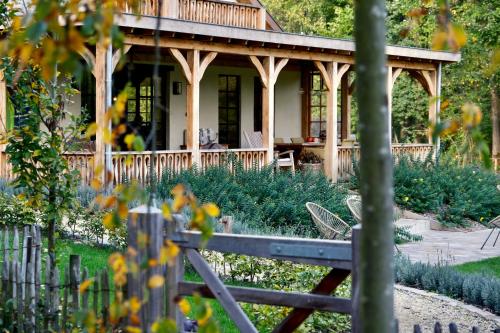 a house in a garden with a fence at Huis van luut in Tielt