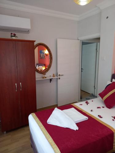 Katil atau katil-katil dalam bilik di Emirhan Guesthouse & Suites