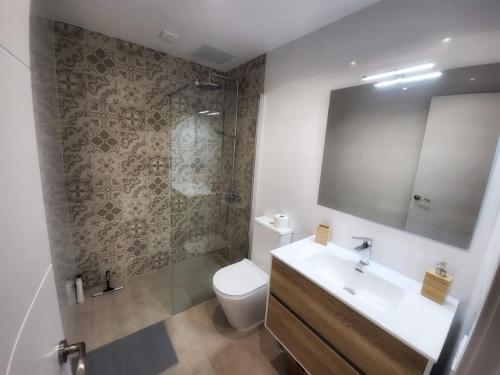 uma casa de banho com um WC, um lavatório e um chuveiro em Casa Ocean View em Mogán