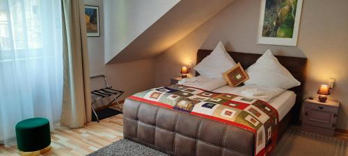 um quarto com uma cama grande num quarto em Hotel Café Herrmanns Mühle em Sankt Goarshausen