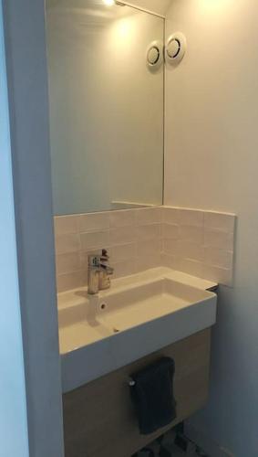 La salle de bains est pourvue d'un lavabo et d'un miroir. dans l'établissement le beau coin, unique et magique, 
