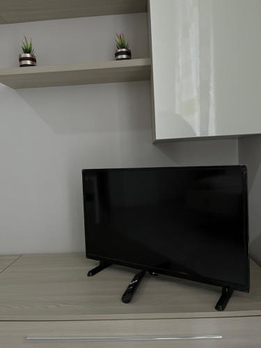 a flat screen tv sitting in a living room at B&B Dei Vicari in Frattamaggiore