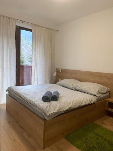 um quarto com uma cama com duas toalhas em Apartmán Jeleň Chopok Juh-Trangoška em Tale