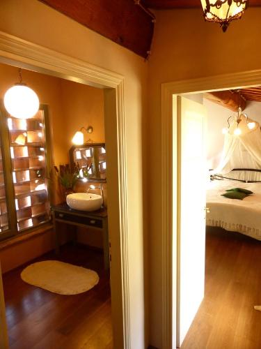 Baño con dormitorio con cama y espejo en La Celata, en Lucca