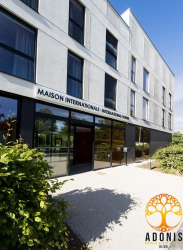 Certificato, attestato, insegna o altro documento esposto da Adonis Dijon Maison Internationale