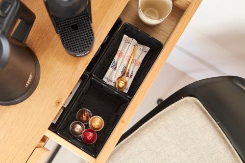 eine Schublade auf einem Schreibtisch mit einer Tasse Kaffee in der Unterkunft Finca las Calmas boutique hotel & retreats in Moraleda de Zafayona
