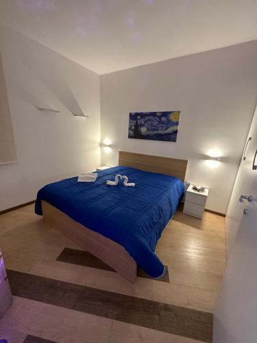 L'aurora في مارسالا: غرفة نوم بسرير ازرق مع بطانية زرقاء