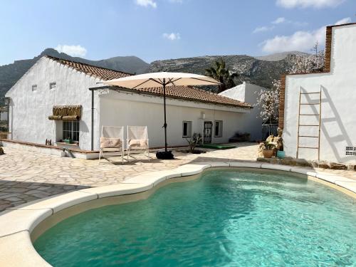 - une piscine en face d'une maison dans l'établissement Casa Malacitano, Caminito del Rey, à Valle de Abdalagís