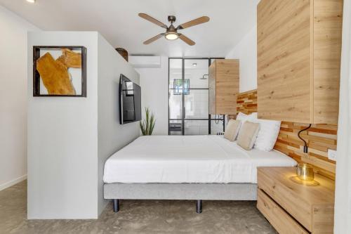 een slaapkamer met een bed en een plafondventilator bij Belnem House Bonaire in Kralendijk