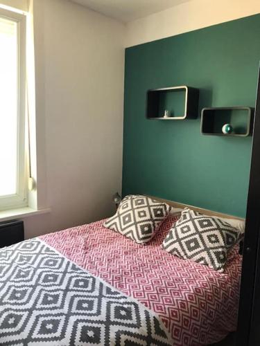 - une chambre avec un lit et 2 oreillers dans l'établissement Studio le p'tit Wims à 350 m de la plage, à Wimereux