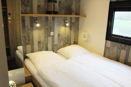 Postel nebo postele na pokoji v ubytování HB 4 - Hausboot Bad Bederkesa