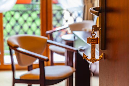 Pokój z krzesłami i drzwiami z kluczem w obiekcie Hotel Robert's Port w mieście Mikołajki