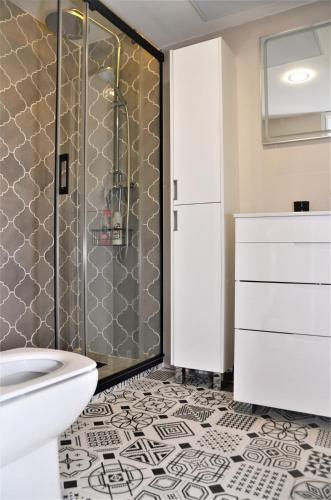 a bathroom with a shower and a toilet at Apartamento Sofia in Pineda de Mar