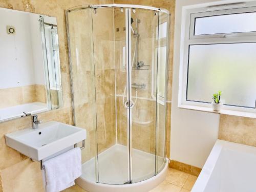 uma casa de banho com um chuveiro e um lavatório. em Horsforth Lodge em Horsforth