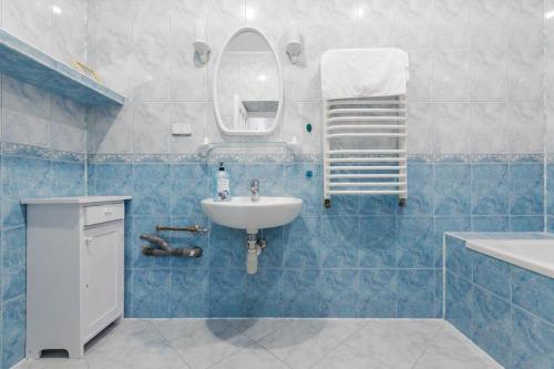 een badkamer met een wastafel en een spiegel bij Apartament Astronomiczne miejsce in Przemyśl
