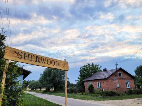 a street sign for sherwood in front of a house at Domki SHERWOOD in Gawłowo