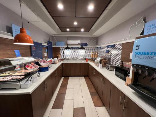 a large kitchen with aasteryasteryasteryasteryasteryasteryasteryasteryasteryasteryastery at Holiday Inn Express Pittsburgh-Bridgeville by IHG in Bridgeville