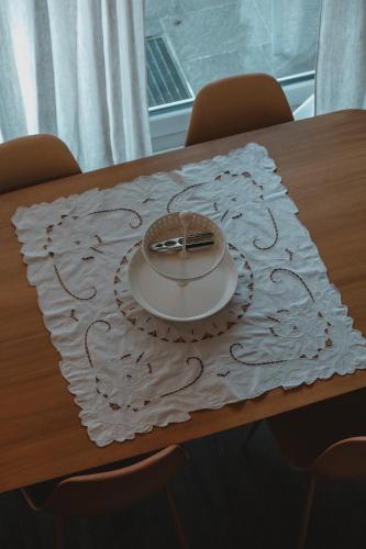a table with a plate on top of a white table cloth at Relax in Pineta in Caldonazzo