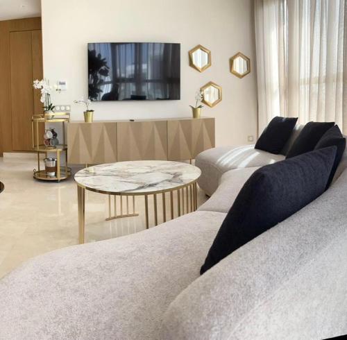 - un salon avec deux lits et une table dans l'établissement New Apartment in Maarif, à Casablanca