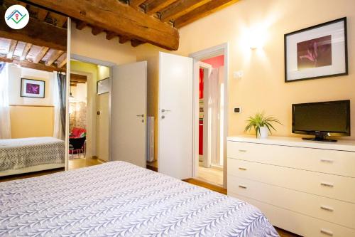 Кровать или кровати в номере Antica Piazza Apartment by TuscanyWeGo