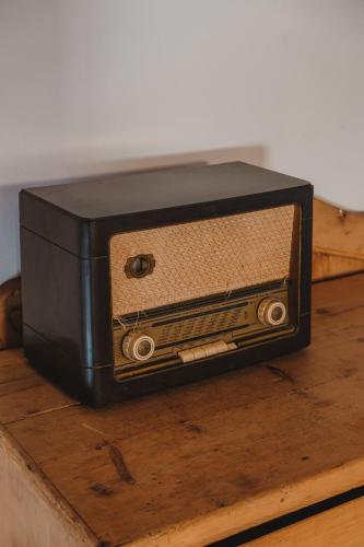 an old radio sitting on top of a wooden table at Relax in Pineta in Caldonazzo