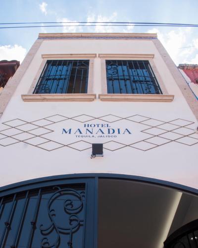 een gebouw met een bord dat hotel Miami leest bij Hotel Manadia in Tequila