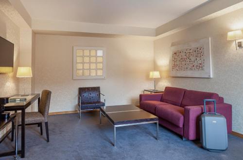 a living room with a couch and a table at Hotel Macià Real De La Alhambra in Granada