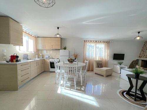 kuchnia ze stołem i krzesłami w pokoju w obiekcie LA Casa Di Lusso N6 -Adults Only w Kolymbii