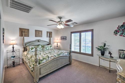 1 dormitorio con 1 cama y ventilador de techo en Coolidge Getaway with Pool, Hot Tub and Fire Pit!, en Coolidge