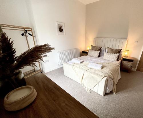 Un dormitorio con una cama y una planta. en Trevose en Wrexham