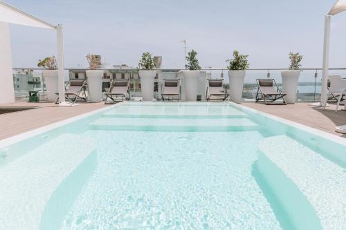 Piscina di M&F Hotel o nelle vicinanze