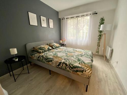 une chambre avec un lit et une fenêtre dans l'établissement Nice Port , 2BR, 6 Guests, Walk to Beach and Old Town, à Nice