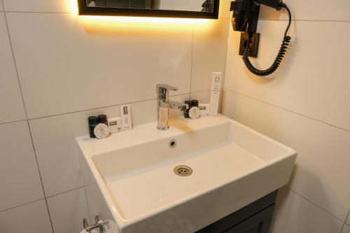 Plus Hotel & Private Transportation İstanbul Airport-By Loftにあるバスルーム