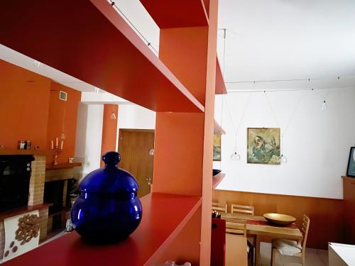 un gran jarrón azul sentado en una mesa en una cocina en Alta Valmarecchia, en Novafeltria