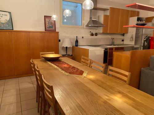 una cocina con una mesa de madera con un tazón. en Alta Valmarecchia, en Novafeltria