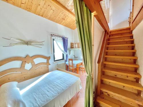 um quarto com uma cama e uma escada em "La Casa degli ulivi Art B&B" em Trecastelli