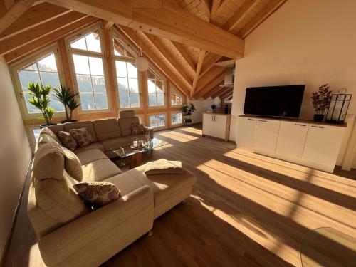 uma grande sala de estar com um sofá e uma televisão em Ferienwohnung Blick Thyratal Obergeschoss em Stolberg i. Harz