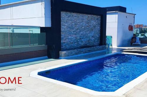 una piscina al lado de un edificio en Estudio para 3, Norte de Barranquilla, en Barranquilla