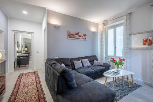 ein Wohnzimmer mit einem Sofa und einem Tisch in der Unterkunft La Terrazza di Como in Como