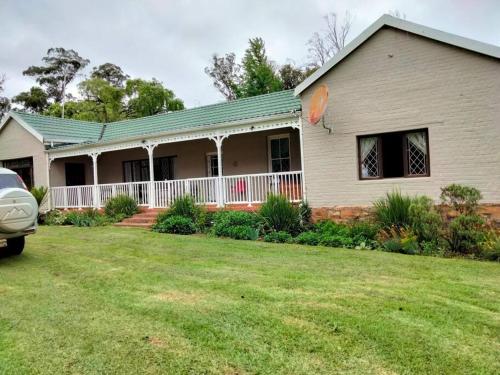 una casa con un coche aparcado delante en Meshlynn Farm House, en Thendele