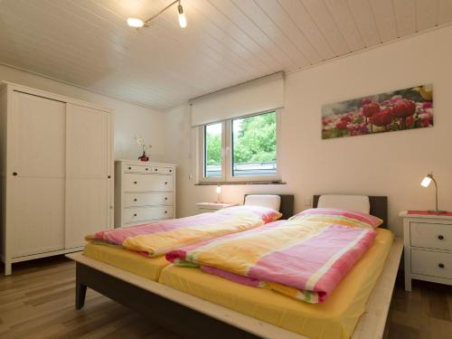 1 dormitorio con 2 camas y ventana en Fewo am Hochscheid, en Sankt Ingbert