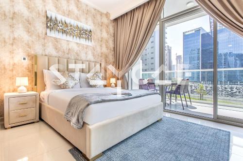 Postel nebo postele na pokoji v ubytování Staycae Holiday Homes - Vera by DAMAC Near Downtown, Business Bay