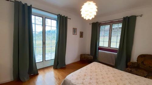 Ένα ή περισσότερα κρεβάτια σε δωμάτιο στο Maison spacieuse à Langogne