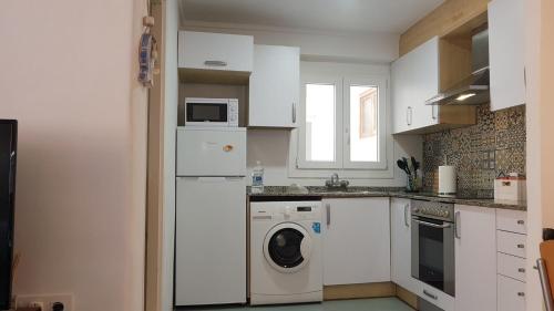 Kuchyňa alebo kuchynka v ubytovaní Apartamentos Hawaii - Parking y 50 mt del Arenal