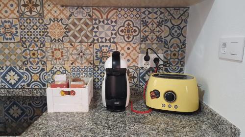 ハベアにあるApartamentos Hawaii - Parking y 50 mt del Arenalのミキサーとトースター付きのキッチンカウンター