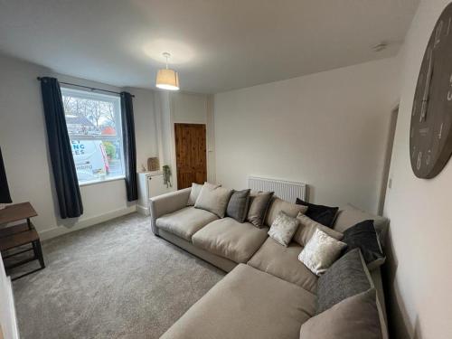 Uma área de estar em Stylish newly renovated home near Manchester City Centre