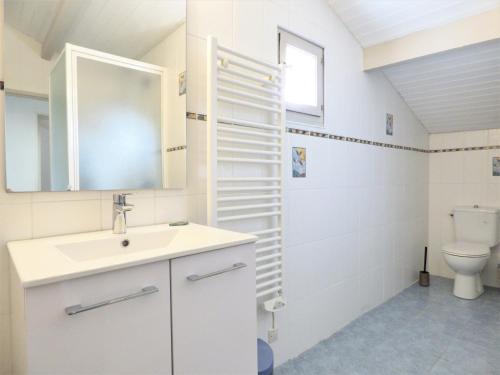 y baño con lavabo y aseo. en L'OREE DE LA PLAGE, 15 pers, Charmante Maison rénovée à Vieux-Boucau, en Vieux-Boucau-les-Bains