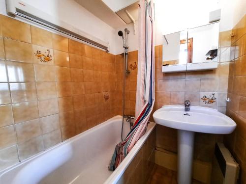 a bathroom with a sink and a bath tub at Studio Saint-Martin-de-Belleville-Les Menuires, 1 pièce, 2 personnes - FR-1-452-319 in Saint-Martin-de-Belleville