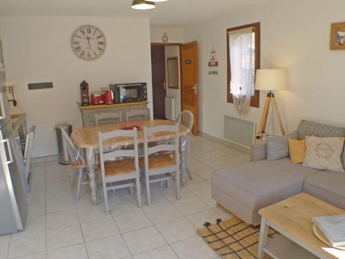 un salon avec une table et un canapé dans l'établissement T3 cosy avec terrasse, arrêt ski-bus, parking privé, animaux admis, proche centre-village - FR-1-629-96, à Samoëns