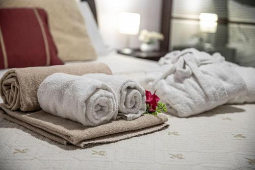 2 asciugamani sono seduti sopra un letto di Villa Laoconte piscina, jacuzzi e biliardo a Canicattì